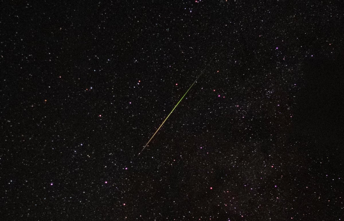 İran'ın başkenti Tahran'ın güneydoğusundaki İsfahan ilinde, yıllık Perseid meteor yağmurunun zirvesi sırasında bir meteor gökyüzünde hareket ediyor, 13 Ağustos 2024.