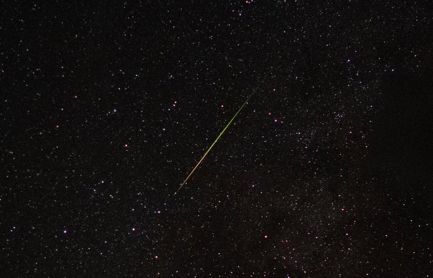 İran'ın başkenti Tahran'ın güneydoğusundaki İsfahan ilinde, yıllık Perseid meteor yağmurunun zirvesi sırasında bir meteor gökyüzünde hareket ediyor, 13 Ağustos 2024.