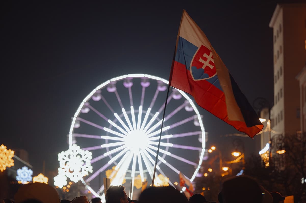 Slovakya’da binlerce kişi Fico hükümetini protesto etti
