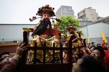 Kıvılcımlarla arınma: Jieyang’da asırlık "ateşin üstünden atlama" geleneği