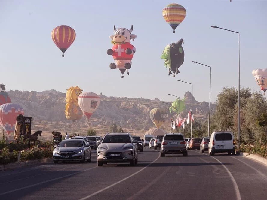 Kapadokya semalarında figürlü balon şöleni