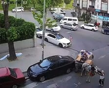 Park halindeki otomobile at arabasıyla çarptı