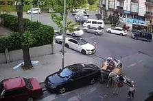 Park halindeki otomobile at arabasıyla çarptı