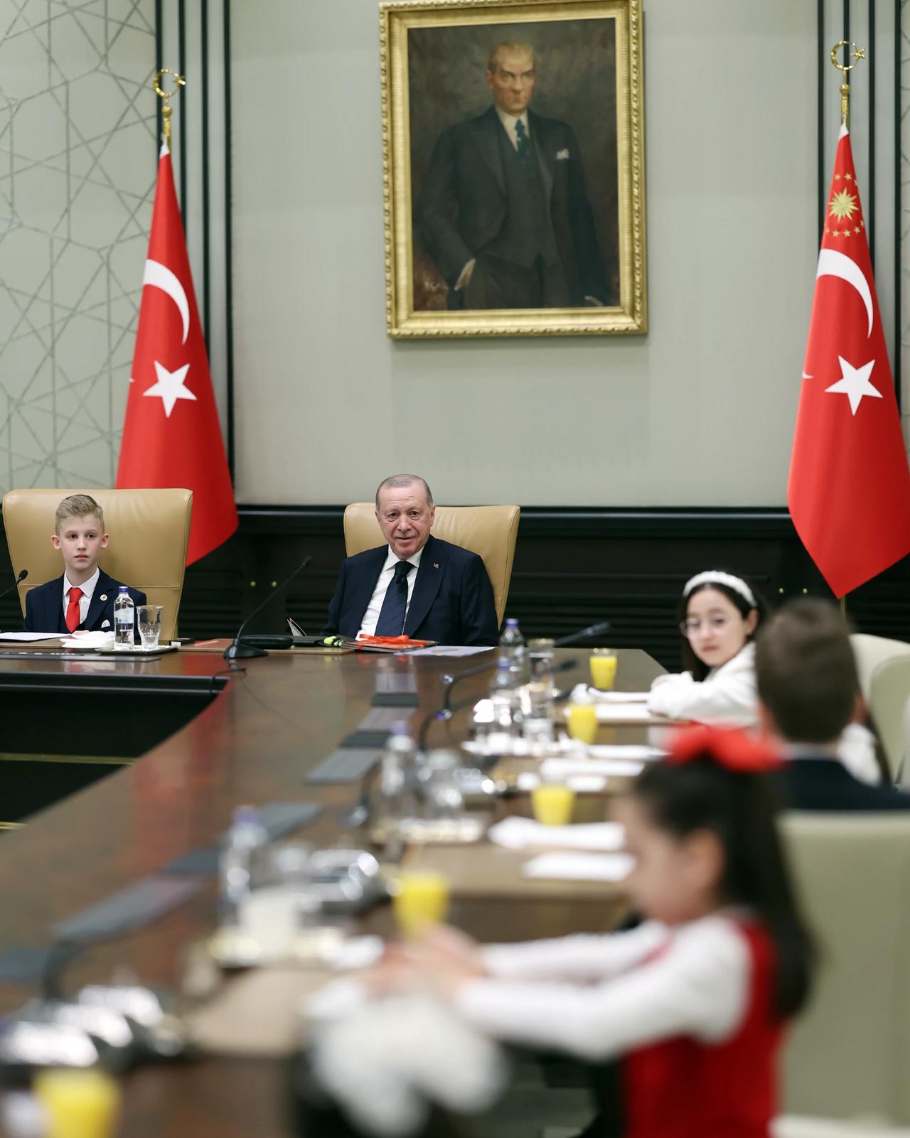 Cumhurbaşkanı Erdoğan 23 Nisan dolayısıyla çocukları makamında ağırladı