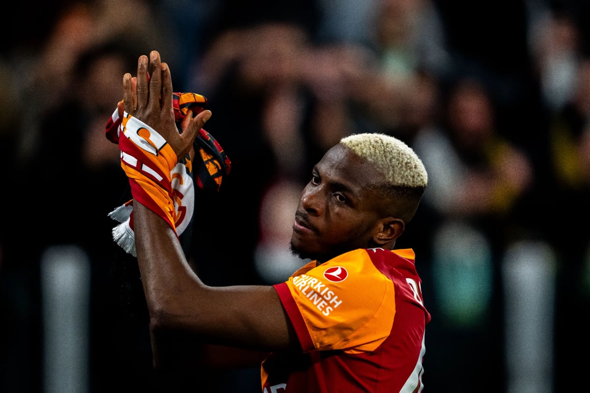 Victor Osimhen Juventus maçının ardından taraftarı alkışlıyor