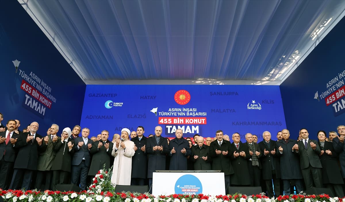 Afetzede aileler yeni yuvalarına kavuştu