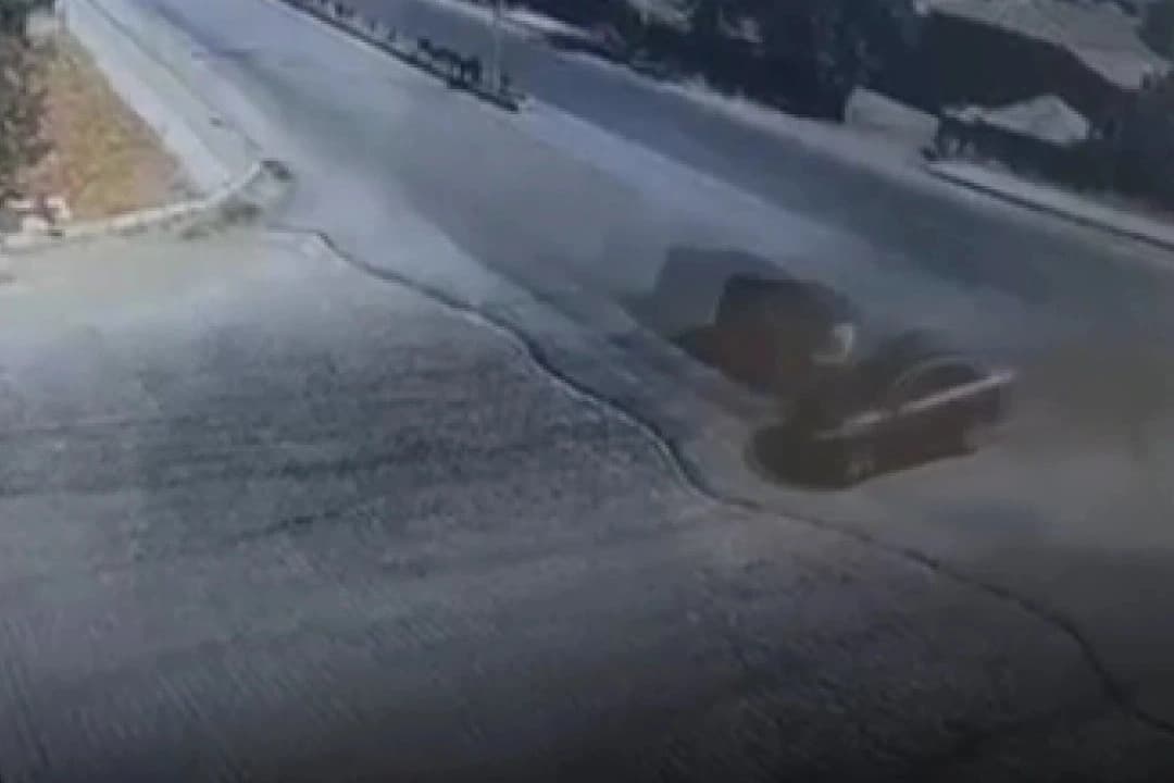 Korkunç kaza kamerada: Araç ikiye bölündü