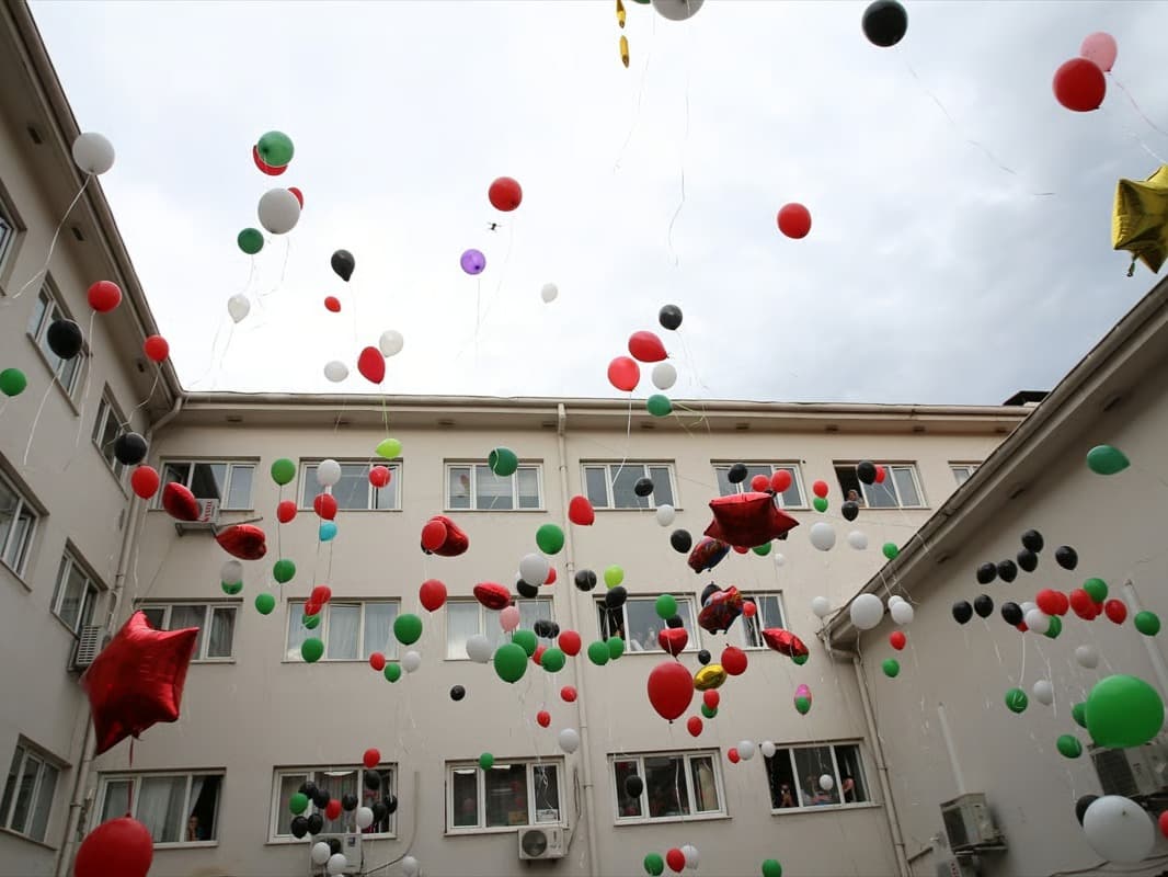 Minik Raziye için yüzlerce kişi balonları gökyüzüne bıraktı