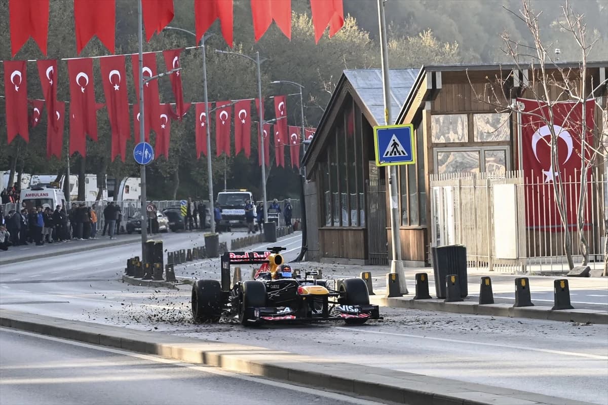 Formula 1 rüzgarı İstanbul’da esiyor: F1 aracı Salacak sahilini renklendirdi