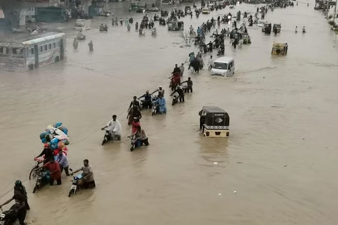 Pakistan’da sel felaketlerinde bilanço artıyor: 830 ölü