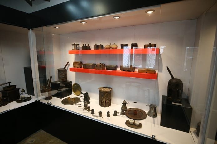 200 yıllık cezveler ve el değirmenleri