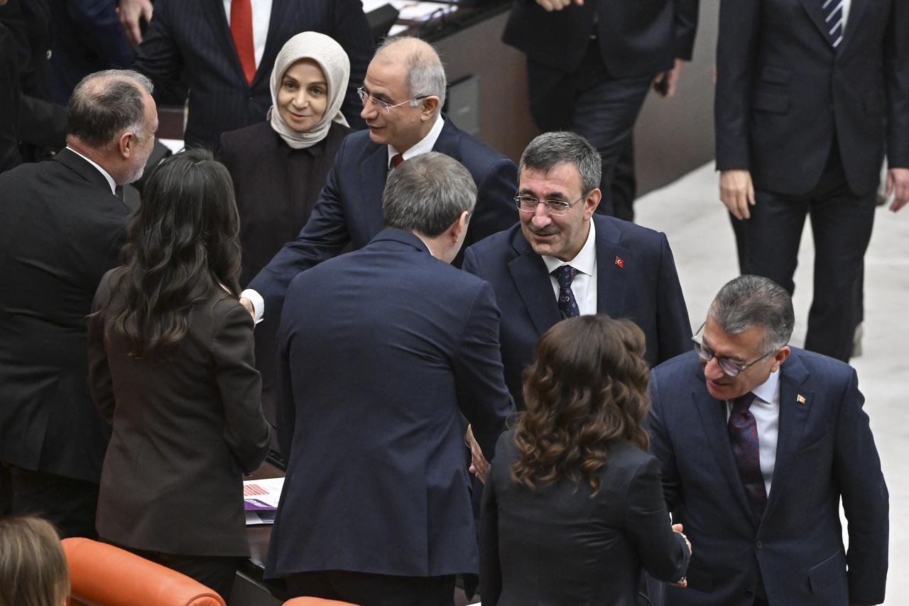 Meclis'te alışılmadık sıcak anlar: Liderler tokalaştı