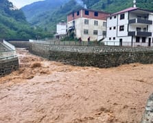 Sağanak nedeniyle birçok noktada ev ve iş yerlerini su bastı