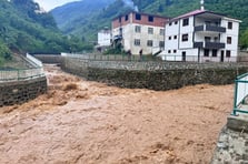 Sağanak nedeniyle birçok noktada ev ve iş yerlerini su bastı
