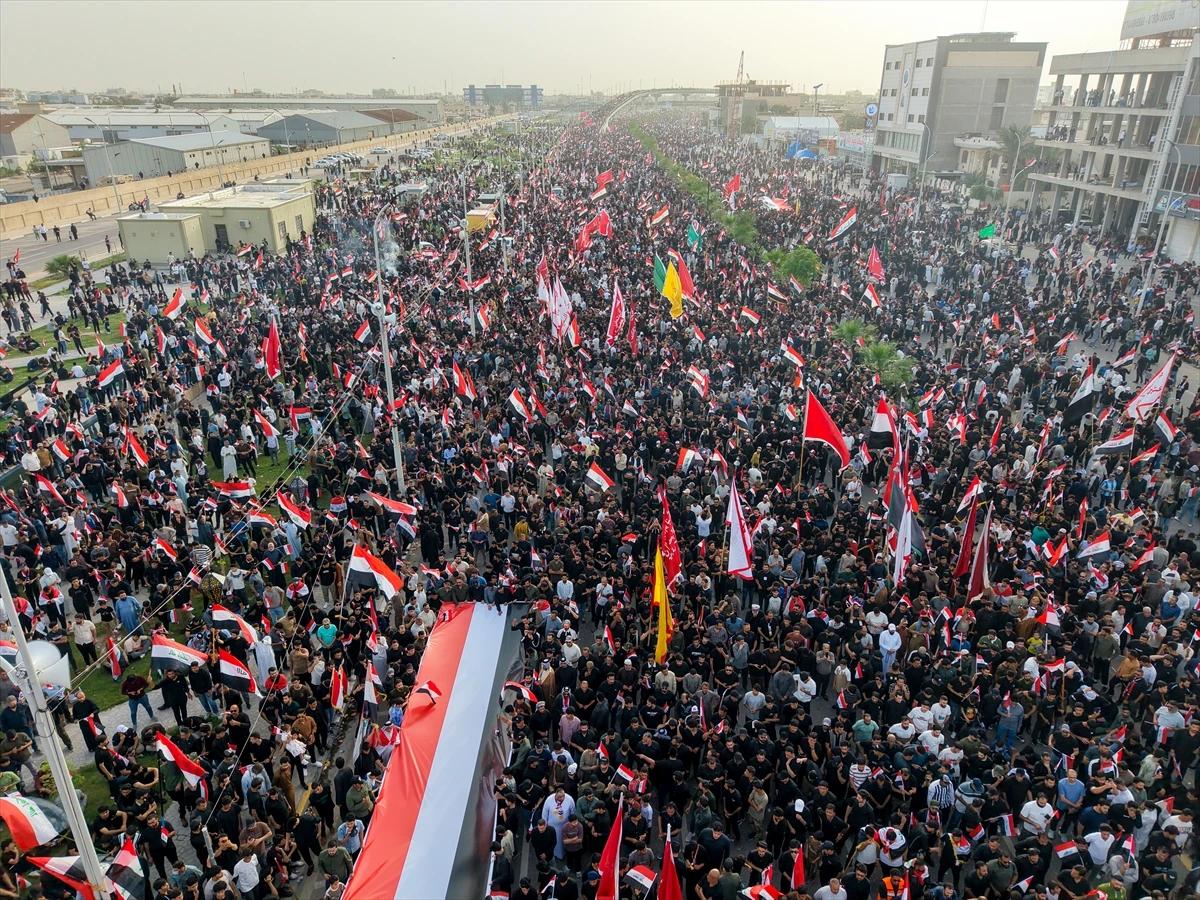 Basralılar İran'a düzenlenen saldırıları protesto etti