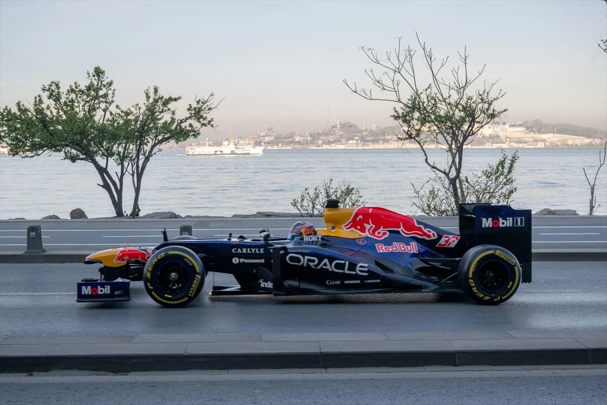 Formula 1 rüzgarı İstanbul’da esiyor: F1 aracı Salacak sahilini renklendirdi