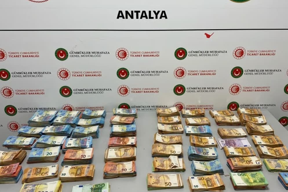Antalya Havalimanı’nda akılalmaz kaçakçılık yöntemi: Bebek bezlerinden servet çıktı