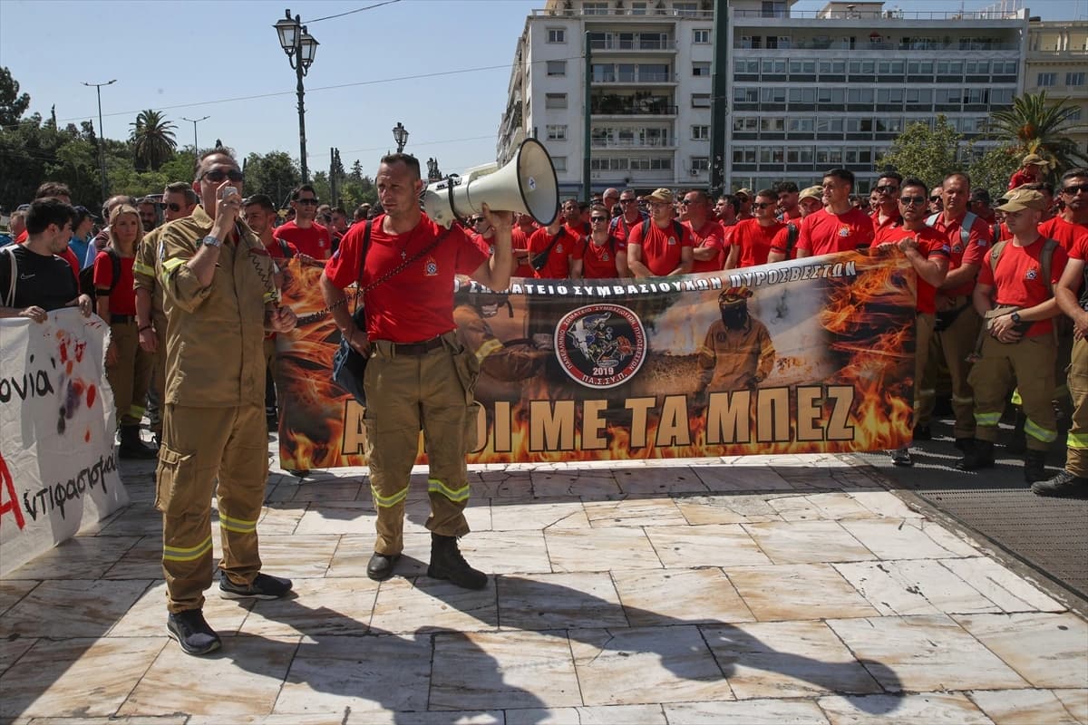 Yunanistan'da mevsimlik itfaiyeciler sokağa çıktı