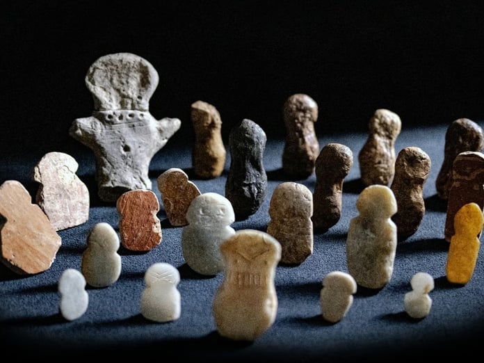 Tavşanlı Höyük'te 4 bin 500 yıllık idoller bulundu