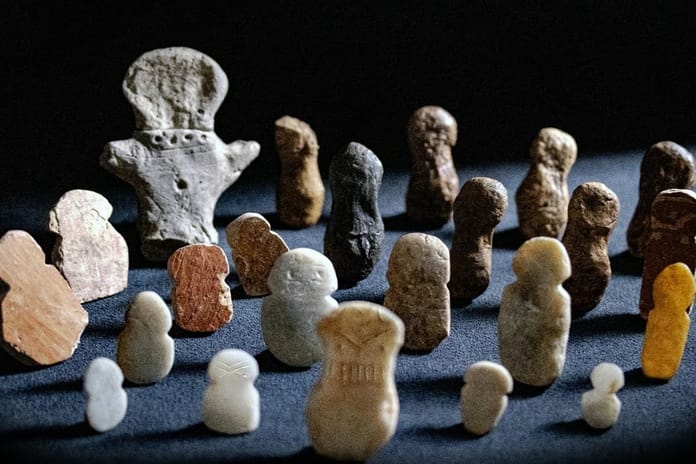 Tavşanlı Höyük'te 4 bin 500 yıllık idoller bulundu