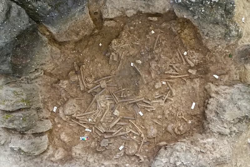 Dev küpte insan iskeletleri bulundu