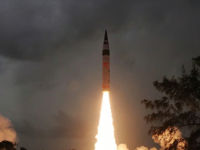 Hindistan, yeni nesil orta menzilli balistik füzesi Agni Prime'ı test etti