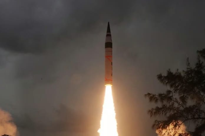 Hindistan, yeni nesil orta menzilli balistik füzesi Agni Prime'ı test etti