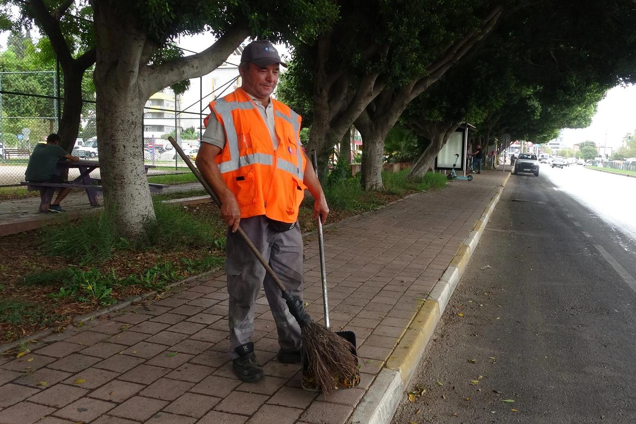Yoğun trafikte ambulansa yol açmak için trafiği yönlendirdi