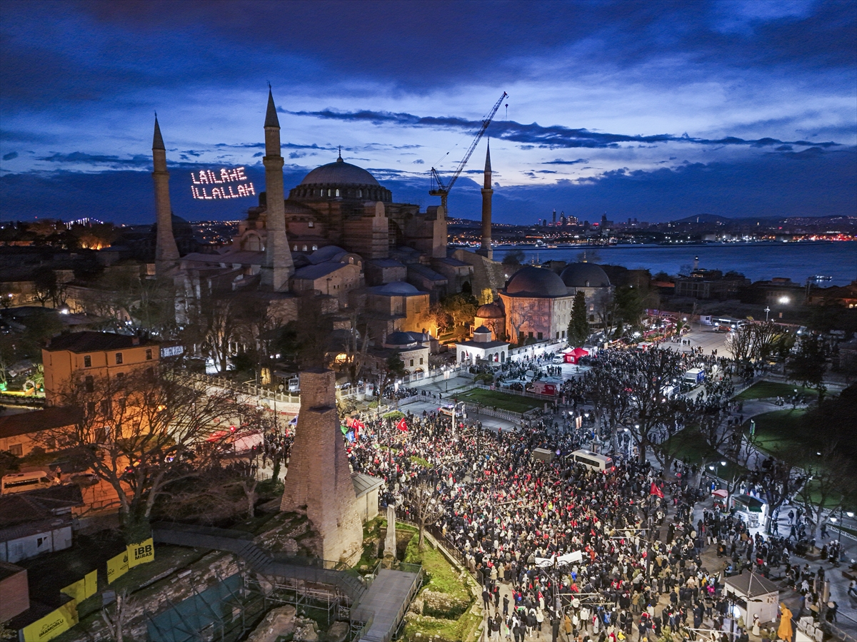 Galata Kulesi’nden tarihi kareler: İstanbul kırmızı-beyaza büründü
