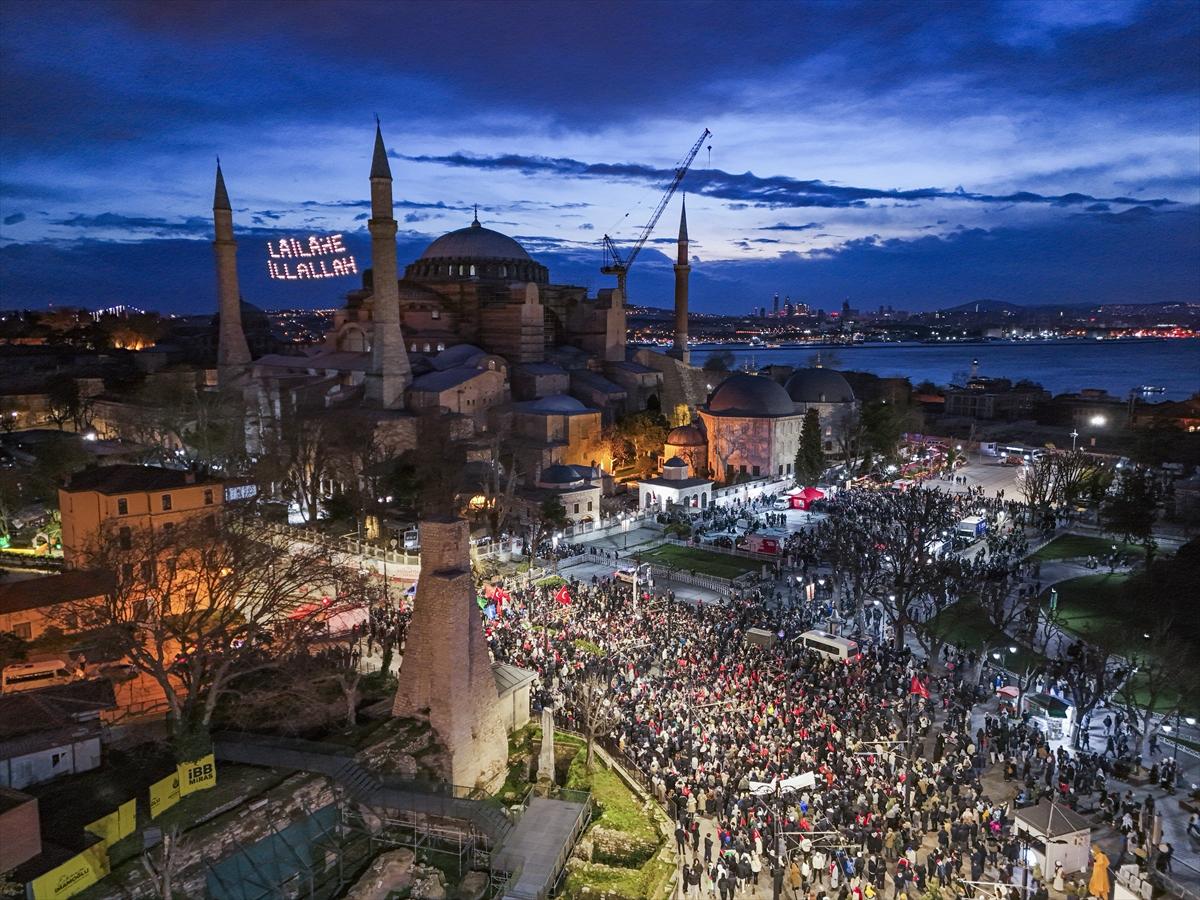 Galata Kulesi’nden tarihi kareler: İstanbul kırmızı-beyaza büründü
