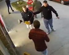 Protez bacağıyla kasiyere saldırdı