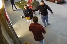 Protez bacağıyla kasiyere saldırdı