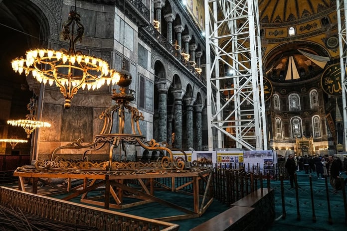 Ayasofya'daki güçlendirme çalışmalarında tartışma: Kubbede dev vinçler kullanılacak