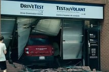 Kanada’da bir sürücü sınav merkezine araba ile daldı