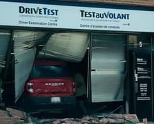 Kanada’da bir sürücü sınav merkezine araba ile daldı