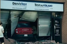 Kanada’da bir sürücü sınav merkezine araba ile daldı