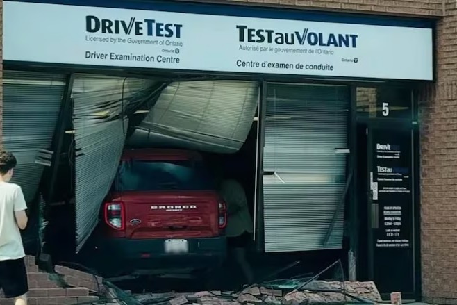 Kanada’da bir sürücü sınav merkezine araba ile daldı