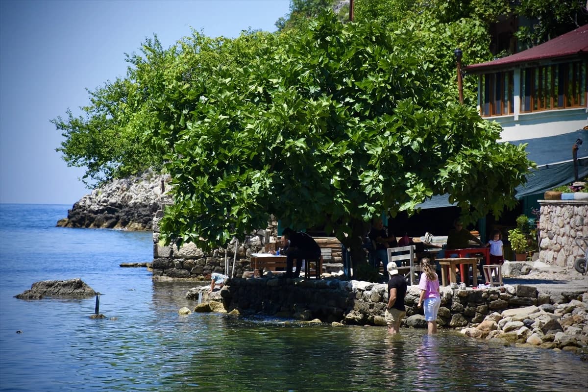 Maviyle yeşilin tek vücut olduğu yer: Gideros Koyu