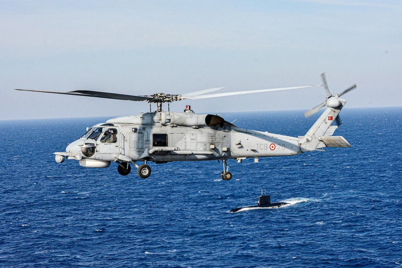 Türk SH-70 helikopteri denize acil iniş yaptı