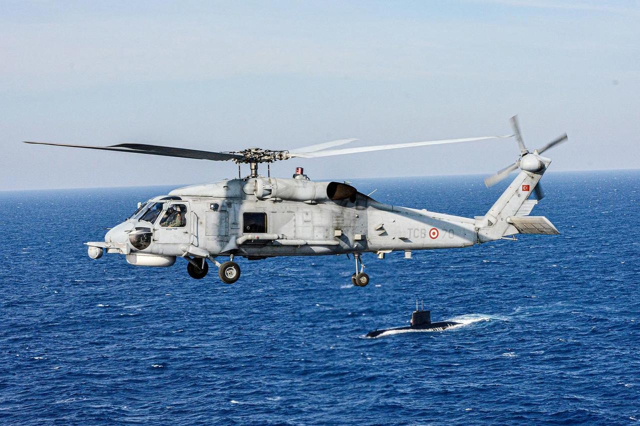 Türk SH-70 helikopteri denize acil iniş yaptı