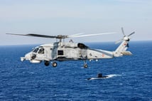 Türk Deniz Kuvvetleri’ne ait SH-70 helikopteri denize acil iniş yaptı