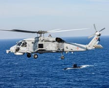 Türk Deniz Kuvvetleri’ne ait SH-70 helikopteri denize acil iniş yaptı