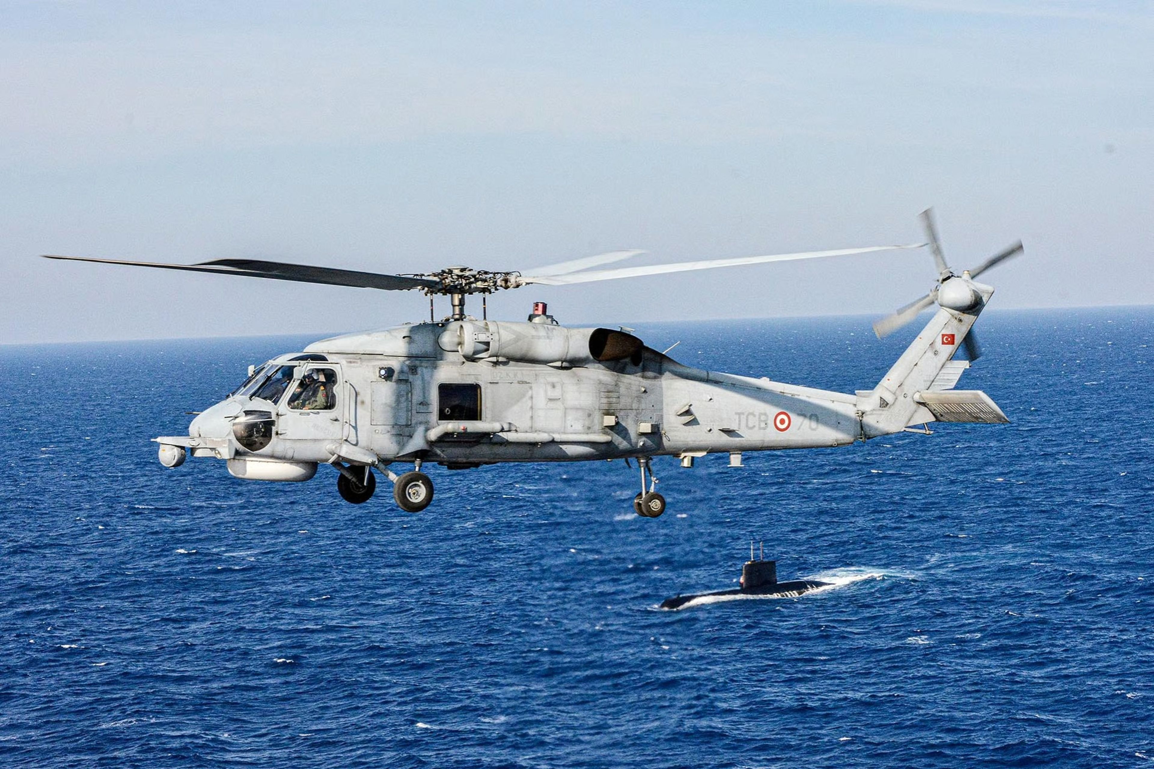 Türk Deniz Kuvvetleri’ne ait SH-70 helikopteri denize acil iniş yaptı