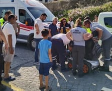 Gelibolu'da engelli genç köpeklerden kaçarken akülü aracıyla direğe çarptı