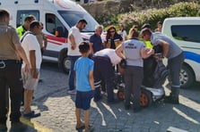 Gelibolu'da engelli genç köpeklerden kaçarken akülü aracıyla direğe çarptı