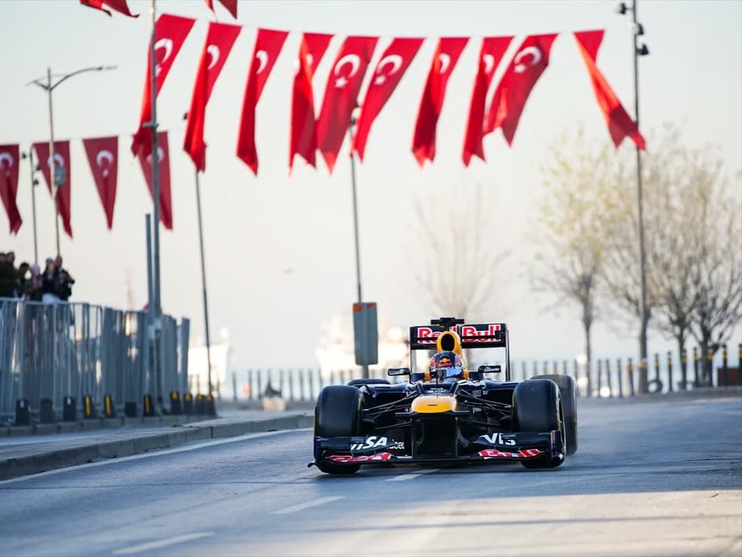 F1 aracı İstanbul tanıtımı için sahilde