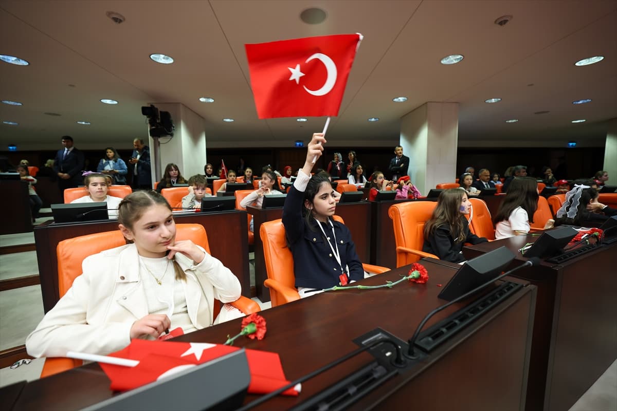 Gazi Meclis’te çocukların günü: "Savaş, korku ve gözyaşı istemiyoruz"