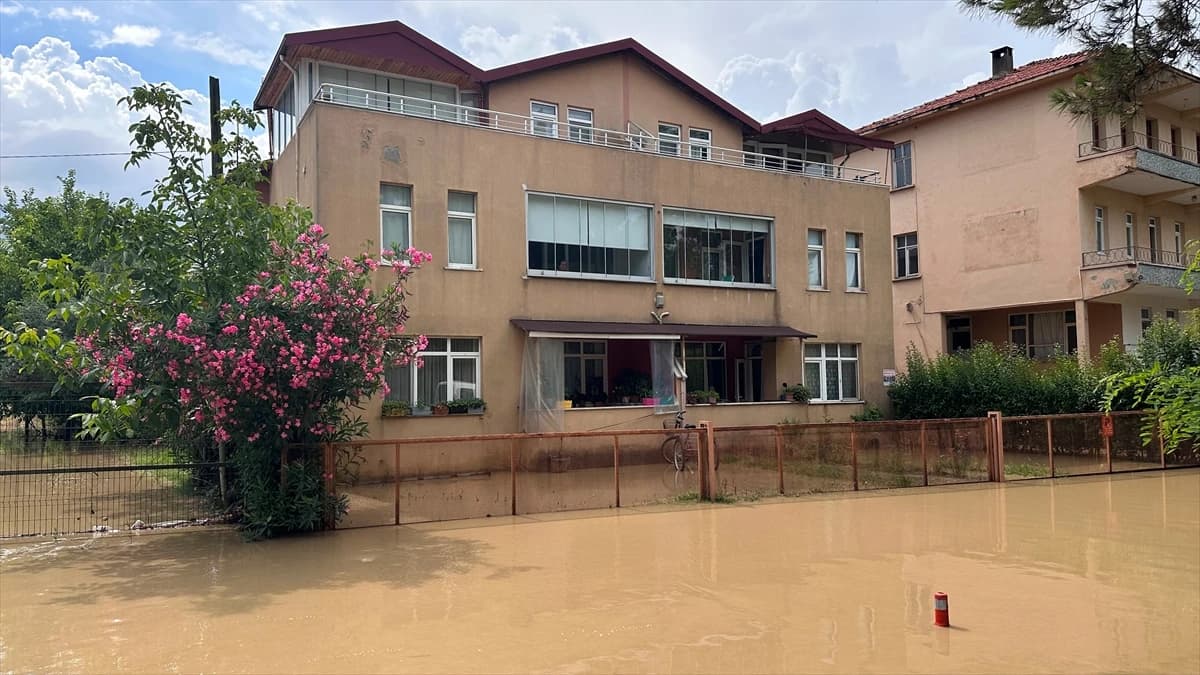 Kastamonu'da su baskınları nedeniyle zemin katlar tahliye edildi
