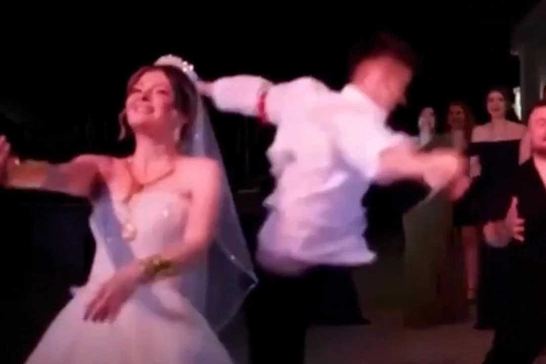 Çiçeği kapmak isterken gelini düşürdü
