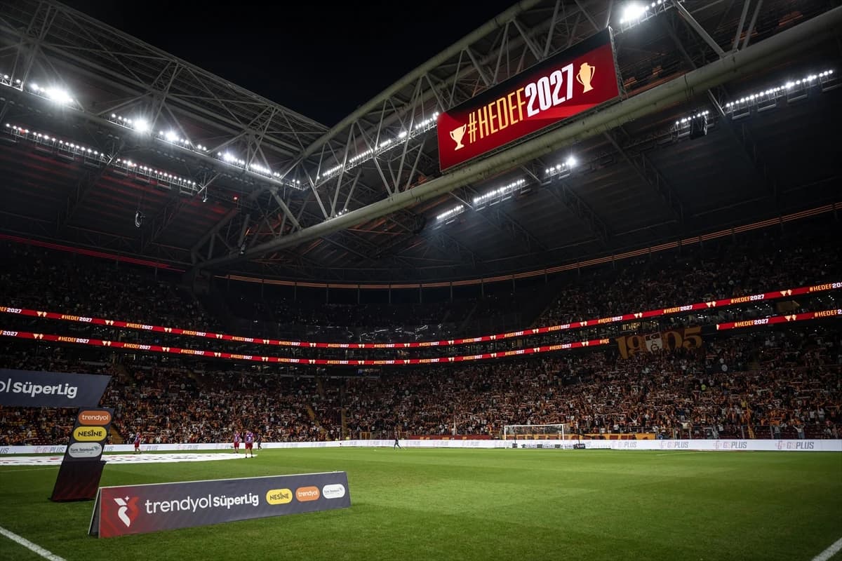 Tribünlerden yönetime tepki